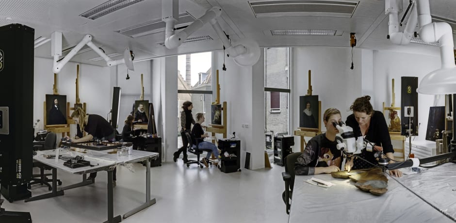 Studeten aan het werk in een van de ateliers in het Ateliergebouw 